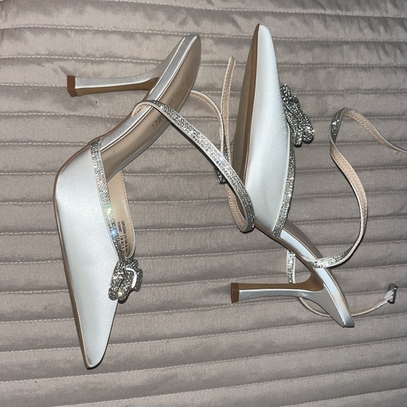 White heels with silver bows/straps - Picture 2 of 2